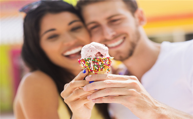 开一家冰淇淋小店怎么样?看看浪漫之恋手工冰淇淋就知道!
