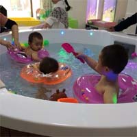 欧贝婴儿游泳