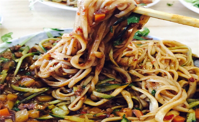 炸酱面生意好不好?兴鑫美食生意火爆