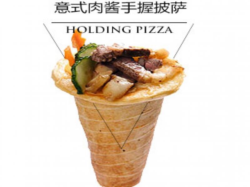 飞萨手握披萨