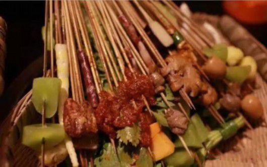 失恋后大学生创业卖串串香 开业不到一个月收入2万