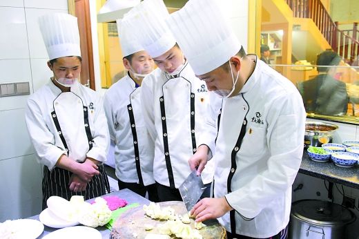 经典创业故事:小小肥肠店如何月入30万
